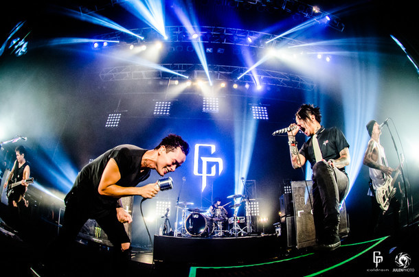 coldrain「SETLIST ELECTION LIVE 2015」にて「The Maze」でSiMのMAH（Vo）が登場した様子。