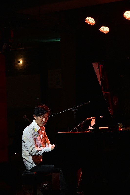 秋田慎治 2017.10.3 LIVING ROOM CAFE 撮影＝鈴木 恵