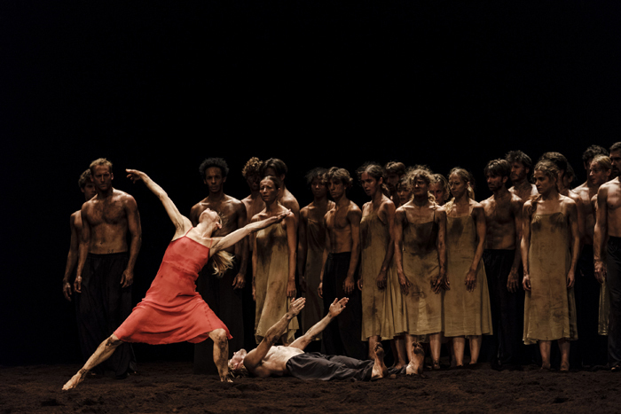 『春の祭典』エオノーラ・アバニャート　photo Agathe Poupeney OPÉRA NATIONAL DE PARIS
