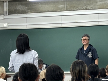 錦織一清、大阪芸術大学の学生に特別講義『私の演出論』を実施、デビュー前の『夜のヒットスタジオ』出演、つかこうへいとの思い出語る