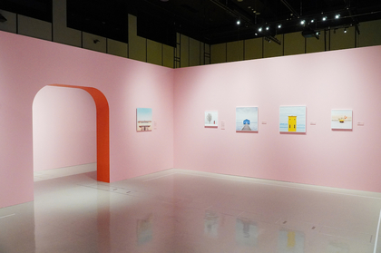シンメトリー、ポップなパステルカラーが溢れる『ウェス・アンダーソンすぎる風景展』渋谷ヒカリエにて開催中