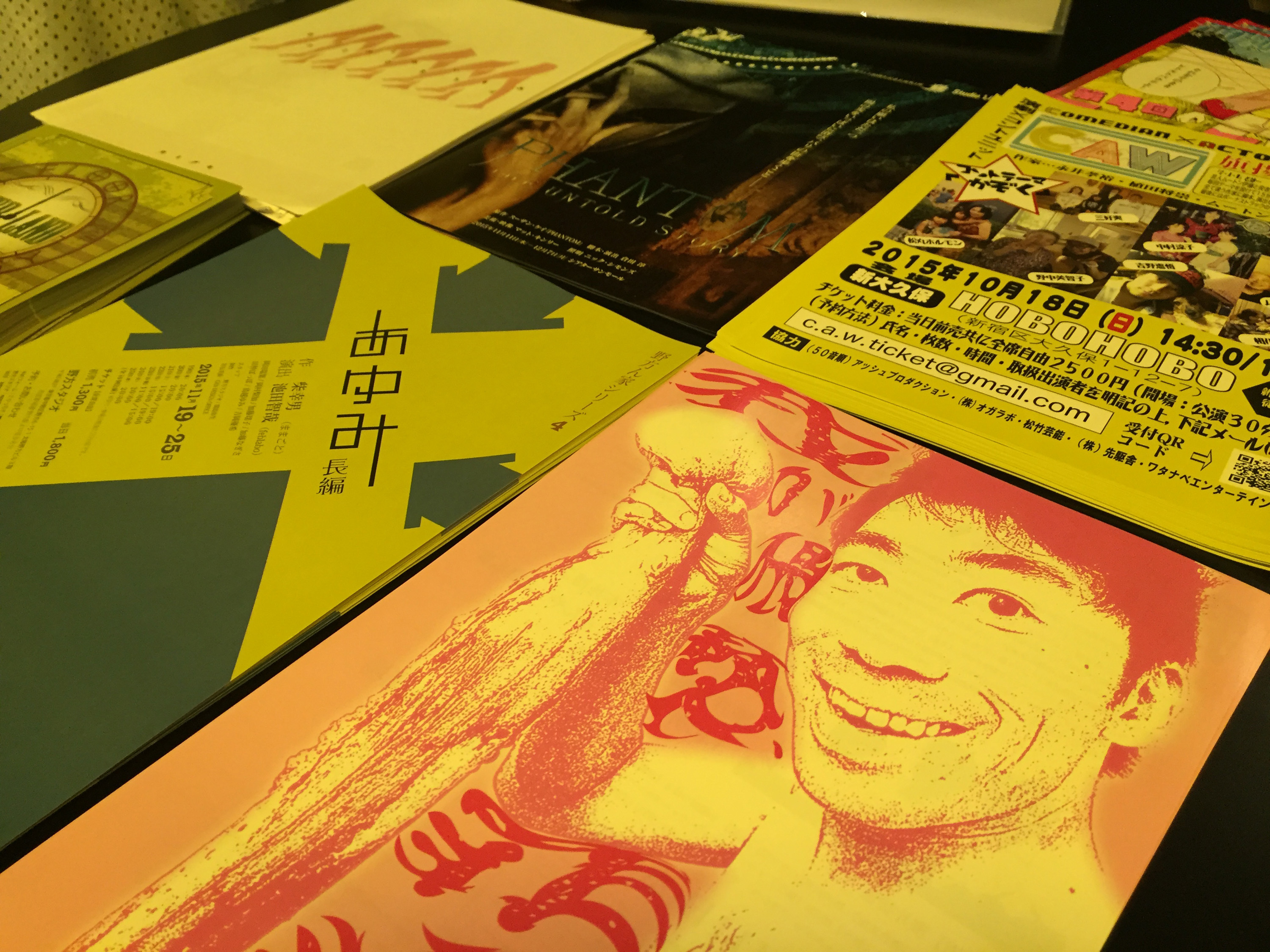 チラシ置き場。当日直接手渡しをすれば誰でも公演チラシの設置が可能だ。