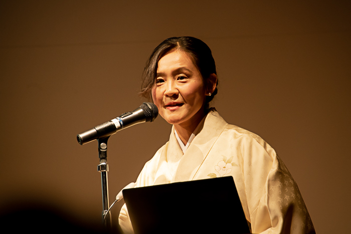 特別展『きもの KIMONO』研究員の小山弓弦葉氏は着物で登場！