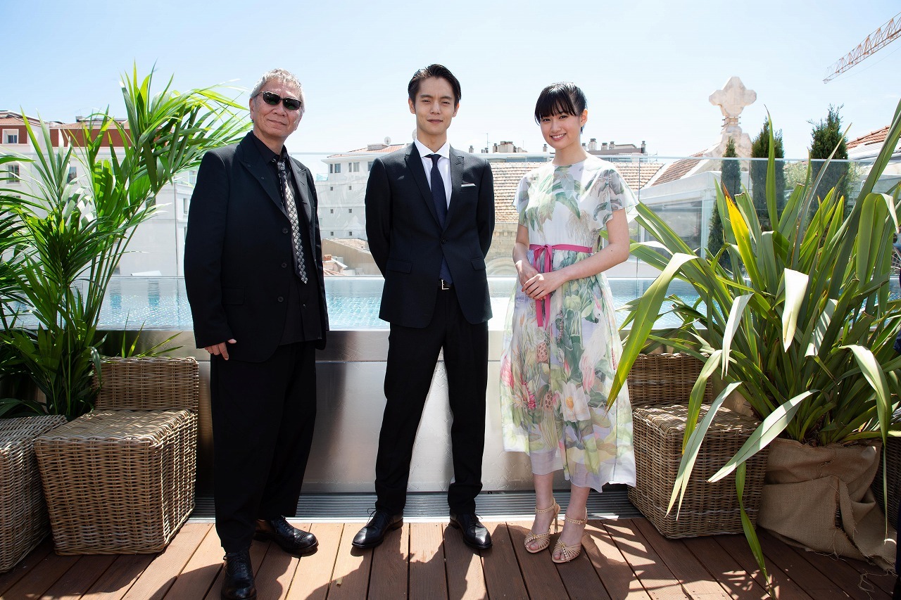 左から、三池崇史監督、窪田正孝、小西桜子 （C）Kazuko Wakayama