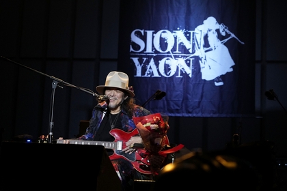 SION　「ライブの数が多くないか」と苦笑いしながら、観客との交歓を楽しみ軽やかで晴れやかな姿が見えた『SION-YAON FINAL 2025』レポート