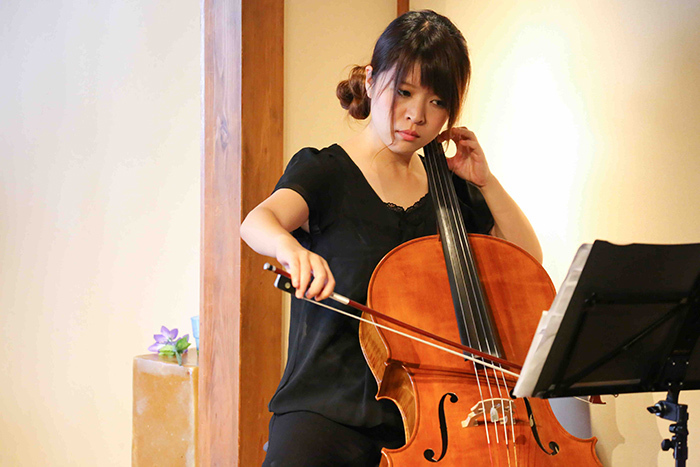 チェロ演奏＝浅井智佳子 (写真：宮川舞子)