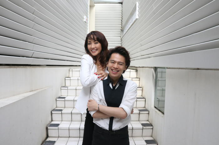 （左から）濱田めぐみ・中川晃教 （撮影：安藤光夫）