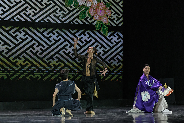 『信長』モスクワ公演　（左から）岩田守弘、ファルフ・ルジマトフ、藤間蘭黄
