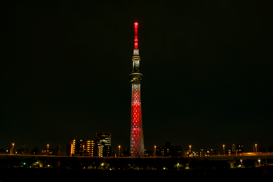 「炎」をイメージした特別ライティング　 (C)吾峠呼世晴／集英社・アニプレックス・ufotable　(C)TOKYO-SKYTREE