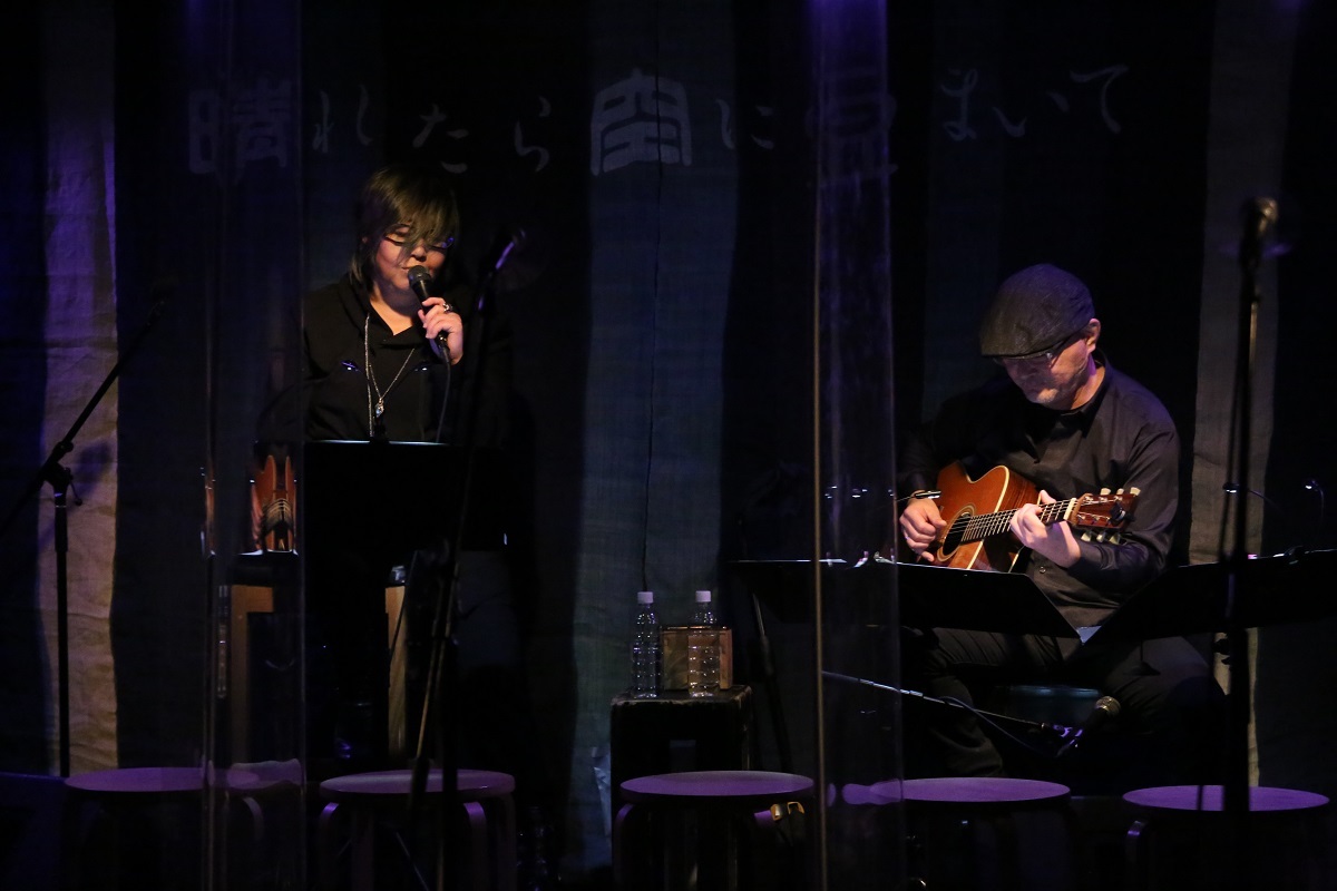 『囁きの花束 2021 -healing reading live-』より 撮影：佐伯敦史