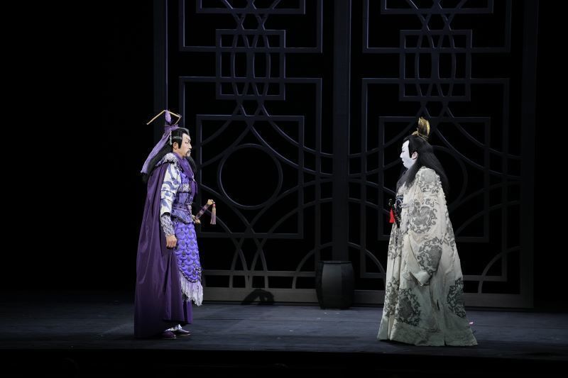 （左から）曹操役の浅野和之、関羽役の市川猿之助 　『新・三国志』／（C)松竹