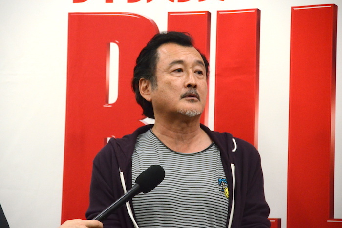 取材に応じる吉田鋼太郎