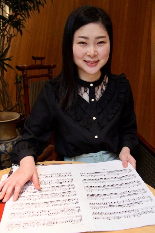 ブルックナーのピアノ譜を手にする原由莉子 　　　(C)Ｈ.isojima