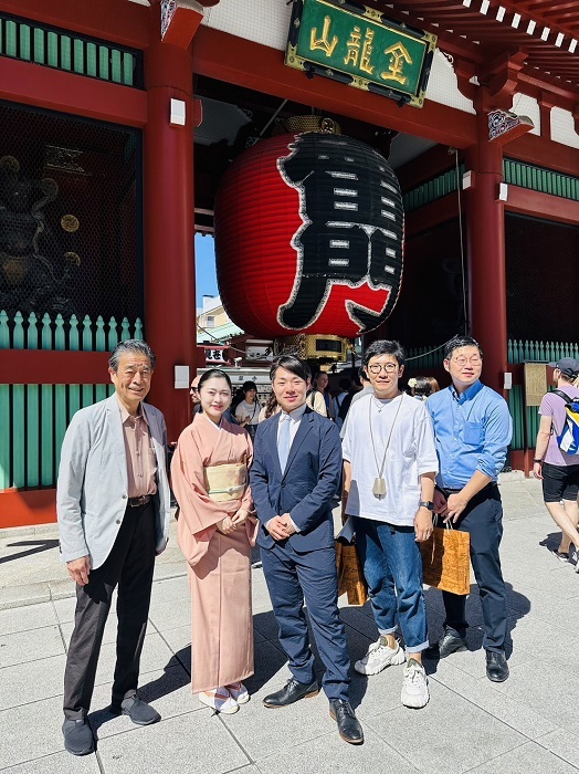 中央が鷹之資。左に愛子。「浅草の皆さまにも応援していただいています」とのこと。
