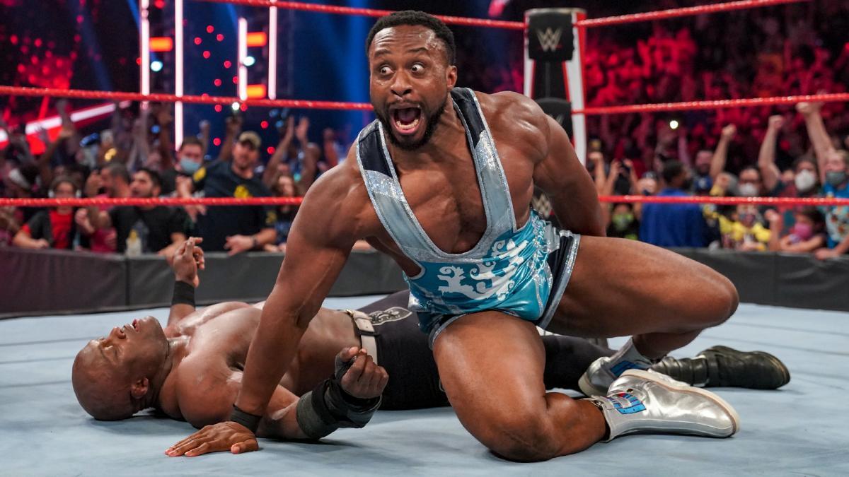 ラシュリーから3カウントを奪ったビッグE ©2021 WWE, Inc. All Rights Reserved