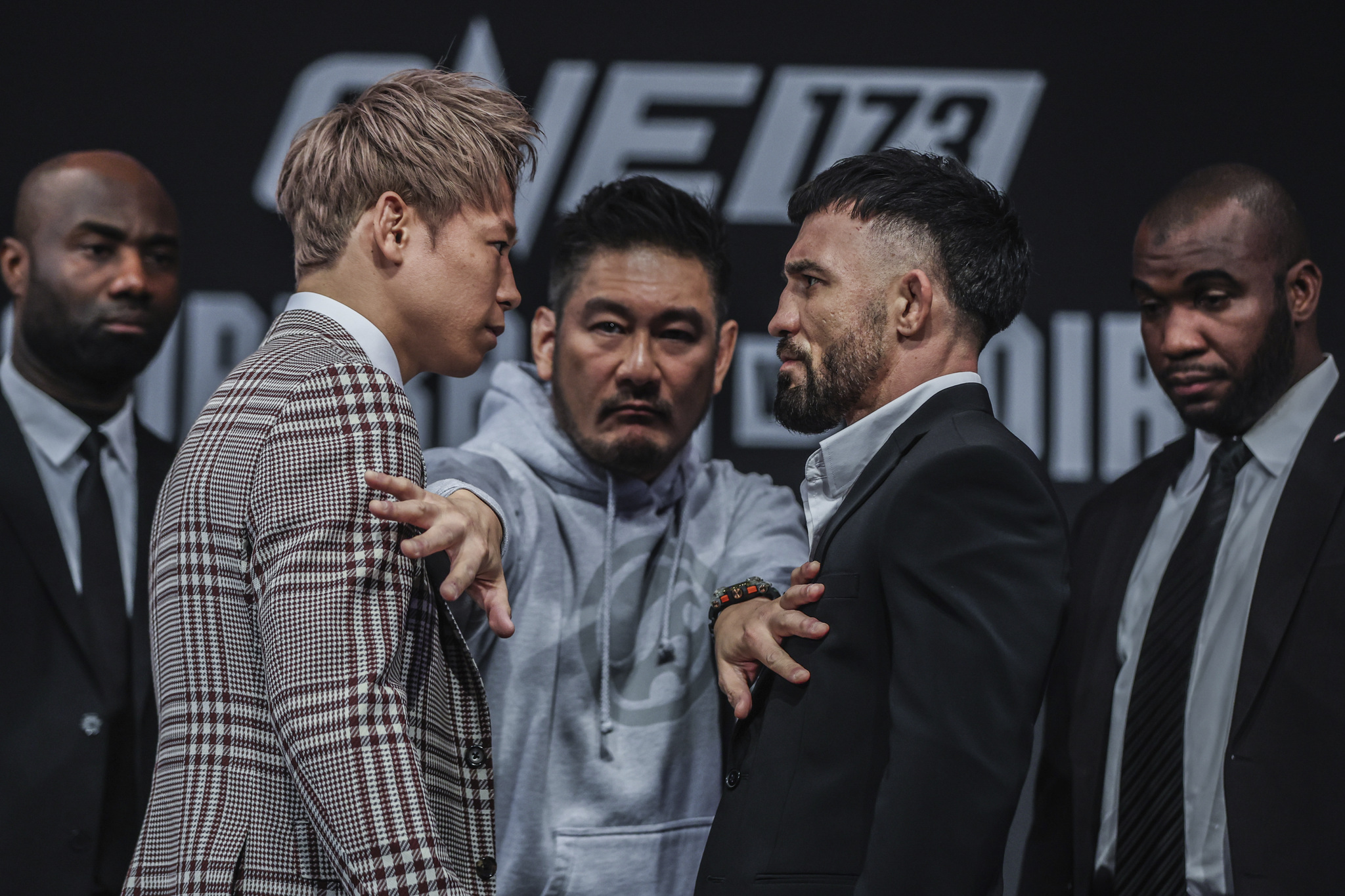 武尊（左）とデニス・ピューリック（右）