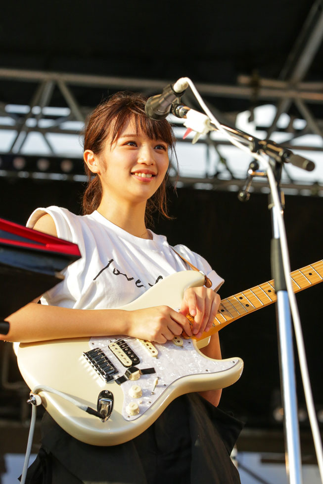 江夏詩織（Vo/Gt) 撮影＝田浦ボン
