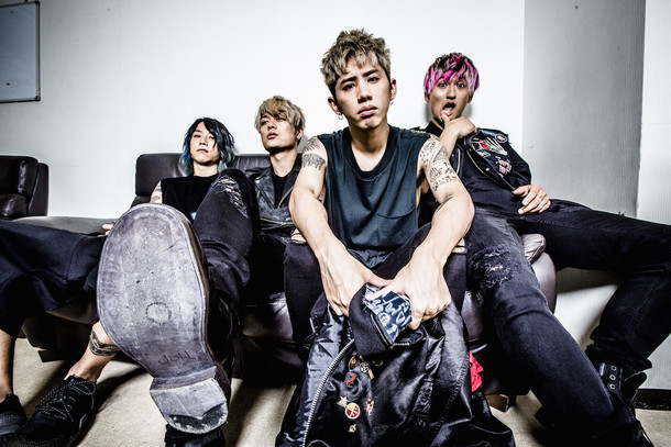 ONE OK ROCK。左端がTomoya。