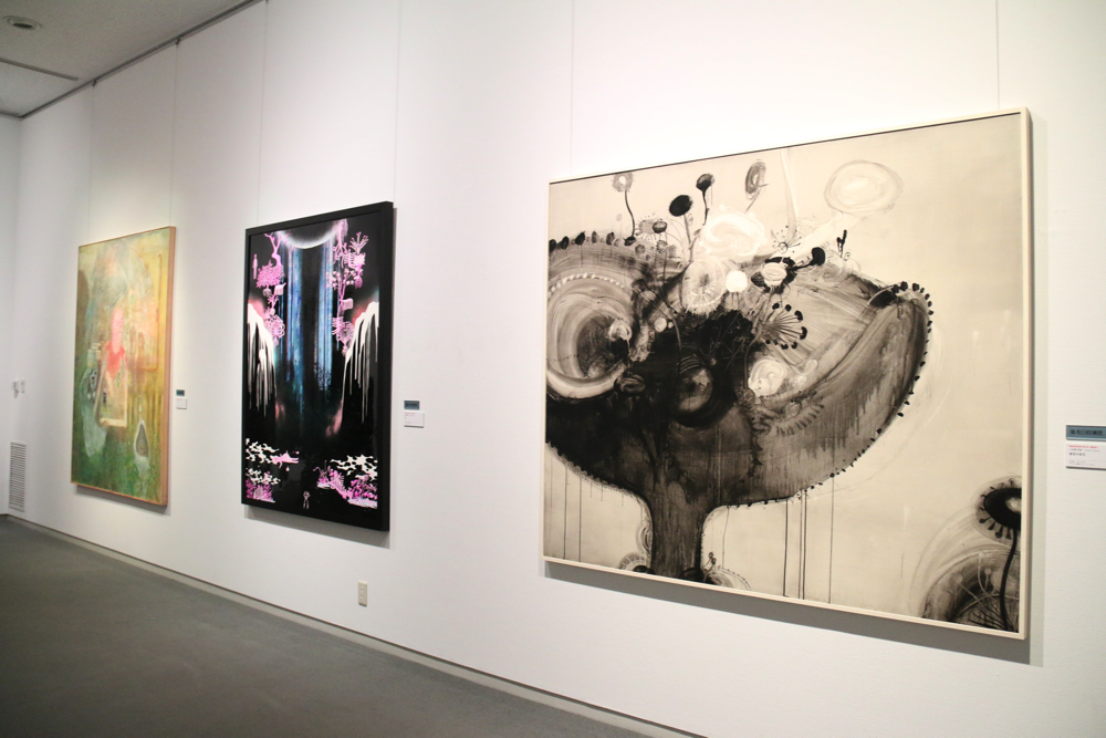 右：小田瀧秀樹 《虚空の徒花》2018年 アクリル・鉛筆・キャンバス・パネル 162×194cm （野口玲一）