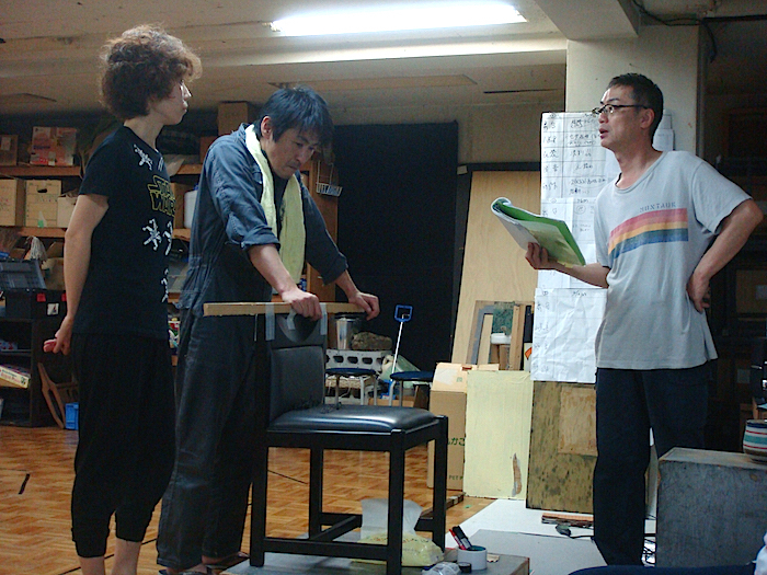 稽古風景より。右は演出をつける神谷