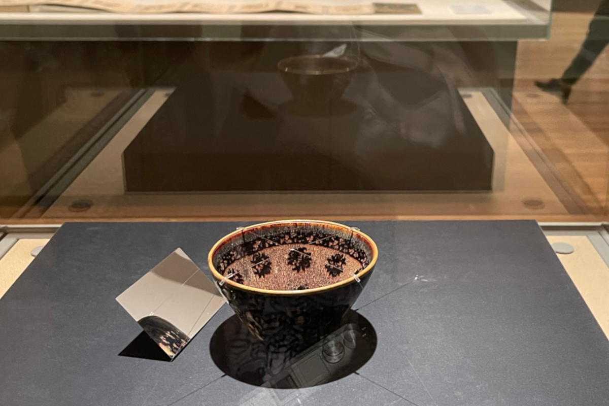 展示風景　国宝《玳玻盞散花文天目茶碗》吉州窯　中国・南宋時代　12-13世紀　相国寺【前期展示】