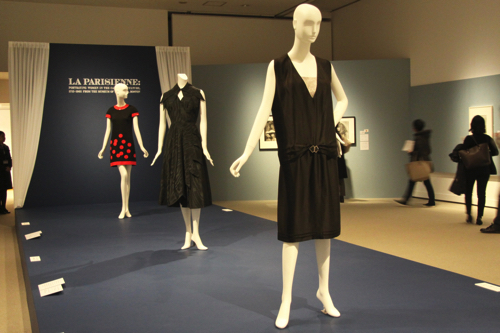 （左奥から）ピエール・カルダン ドレス 1965年頃、クリストバル・バレンシアガ ツーピースのカクテルドレス 1949年頃、ジャン・バトゥ バトゥ社のためのデザイン ドレス 1925-28年