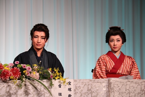 （左から）望海風斗、真彩希帆