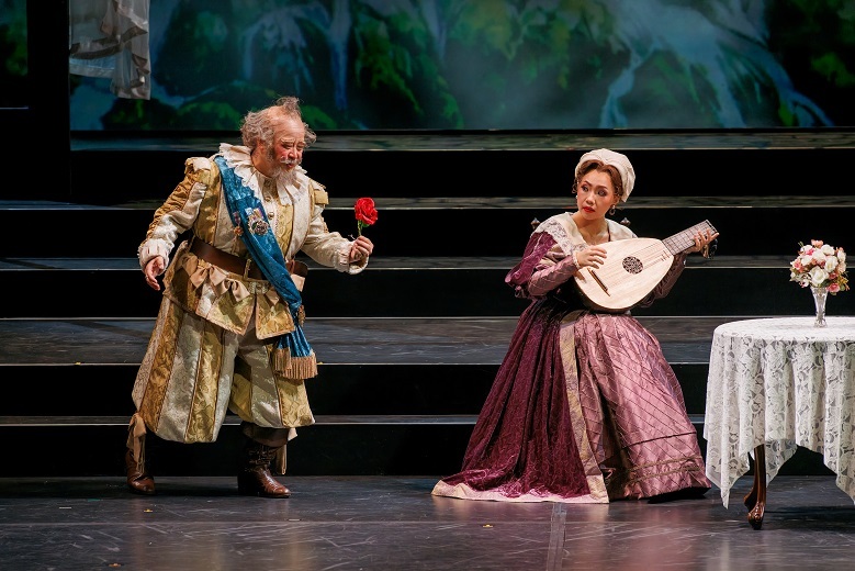青山貴(ファルスタッフ）と山岸裕梨（アリーチェ）　 びわ湖ホールオペラへの招待　ヴェルディ歌劇『ファルスタッフ』（2022.7.15〜18 びわ湖ホール中ホール） 　写真提供：びわ湖ホール