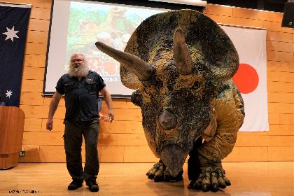 5mを超えるトリケラトプスの登場にスザンヌ、ガチャピンもびっくり　『恐竜どうぶつ園2018』開幕迫る