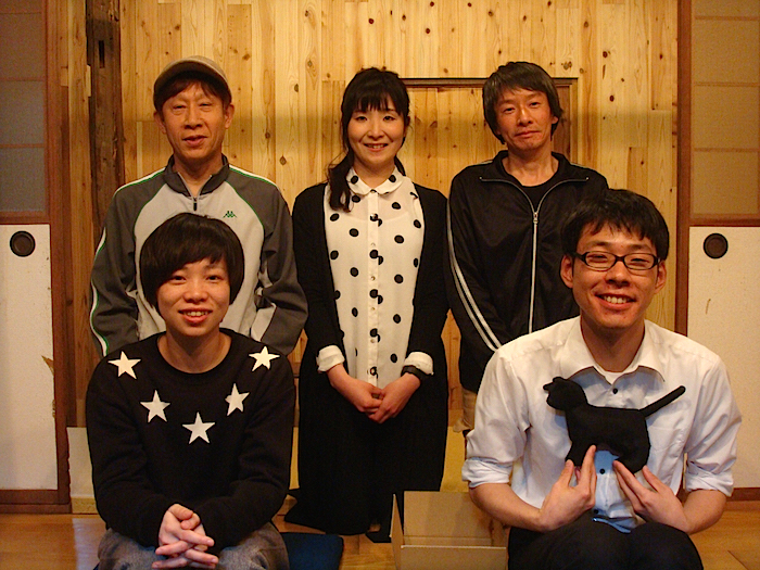 『後厄』の出演者一同。前列左から・古家暖華、森本涼平　後列左から・矢野健太郎、藤島えり子、棚瀬みつぐ