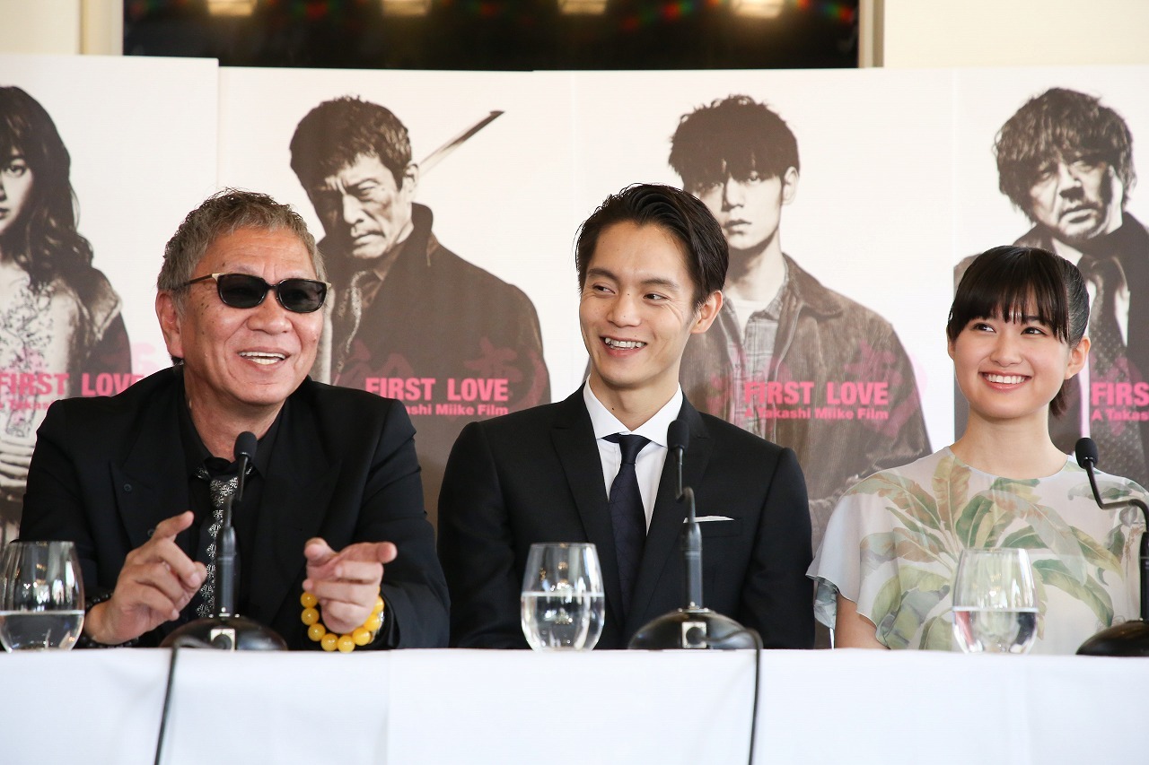 左から、三池崇史監督、窪田正孝、小西桜子 （C）Kazuko Wakayama