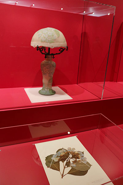 《紫陽花文ランプ》（1904～1906年、ポーラ美術館蔵）