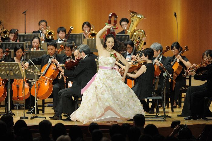 小林沙羅は、まさに「歌い踊るアクトレス」。幅広い活躍が期待される。