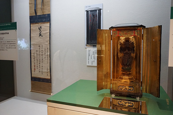 右手前が「世継観音像」（戦国時代 16世紀、龍潭寺蔵）