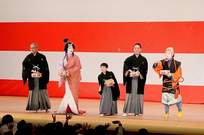 『猿若祭二月大歌舞伎』の終演後に中村勘九郎、中村七之助ら総勢18名が「節分祭」の豆まきを開催