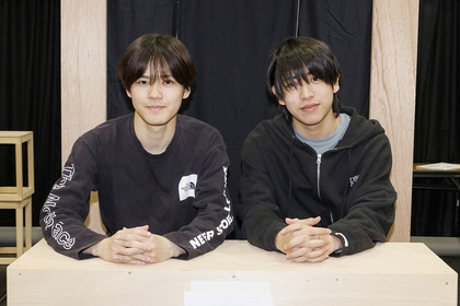 少年忍者・北川拓実＆小田将聖W主演「歌もダンスもある盛りだくさんな内容」に！　舞台『君のクイズ』稽古場レポート＆コメント到着