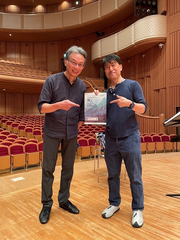 指揮者 牧村邦彦、演出家 井原広樹（左より） 　写真提供：大阪音楽大学