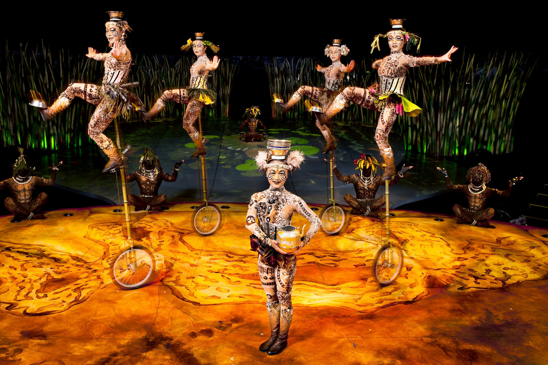 ユニサイクル・アンド・ボウル 1　UNICYCLES WITH BOWLS Photo: OSA Images Costumes: Kym Barrett © 2010 Cirque du Soleil