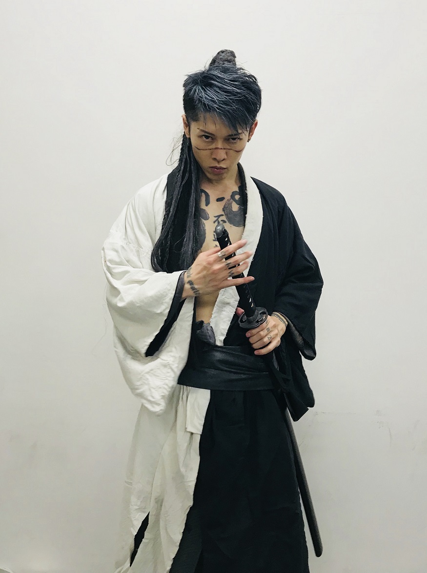 万次の衣装をまとったMIYAVI