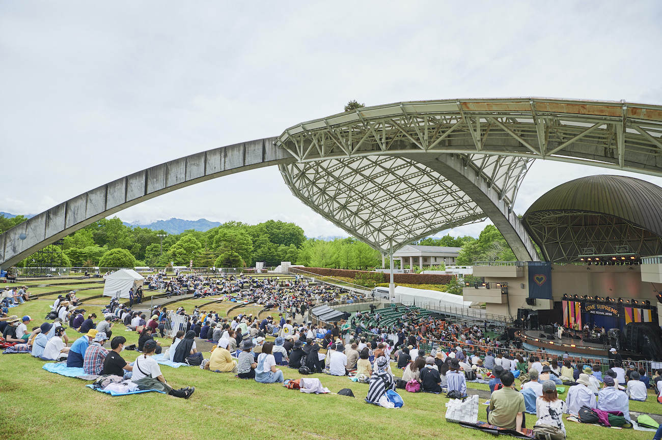 THEATER STAGE　Photo by 伊藤郁