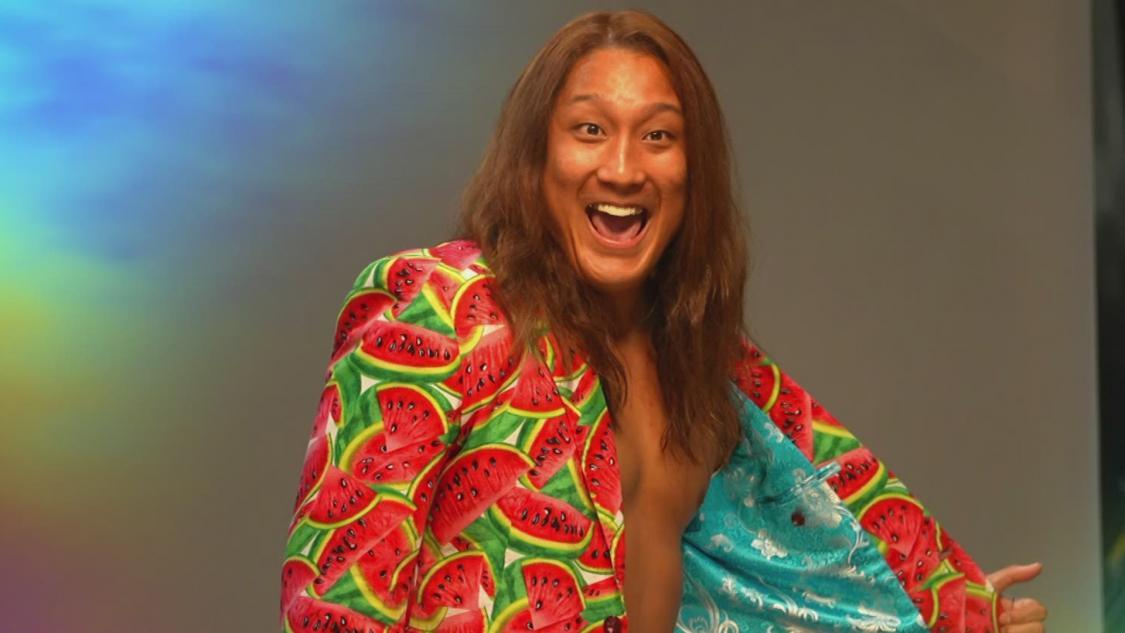 ド派手なジャケットを披露するイケメン二郎 (c)2021 WWE, Inc. All Rights Reserved