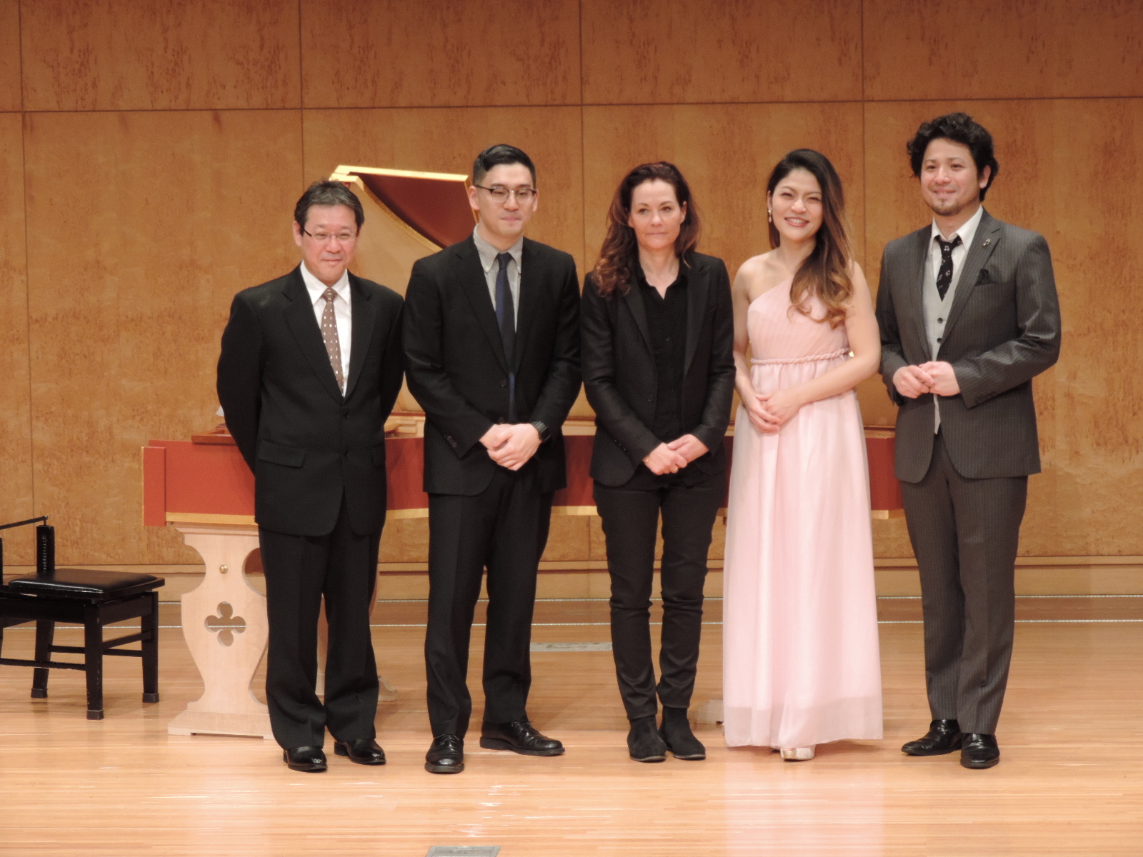 エヴァ・ブッフマン(真ん中)、和田朝妃(右から2番目)、市川浩平(一番右)