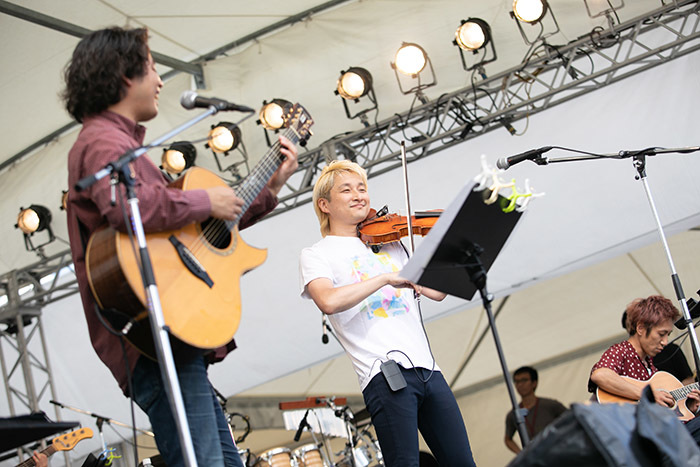 NAOTO(Vn)、DEPAPEPE(Gt.duo) [撮影：伊藤惇]