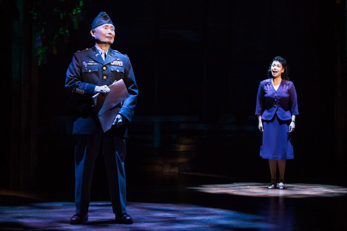 『アリージャンス～忠誠～』 ジョージ・タケイ、レア・サロンガ  Original Broadway Company of Allegiance / photo by Matthew Murphy