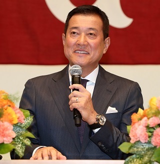 読売ジャイアンツの新監督に就任した原辰徳氏。契約期間は3年で、背番号は「83」