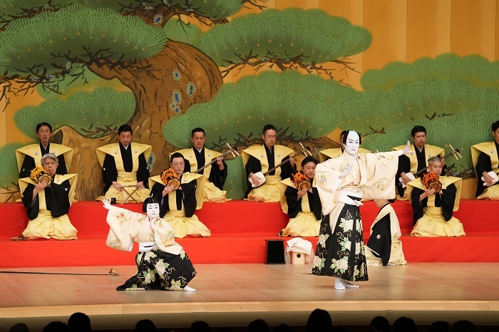 夜の部『連獅子』（左より）狂言師左近後に仔獅子の精=中村長三郎、狂言師右近後に親獅子の精=中村勘九郎