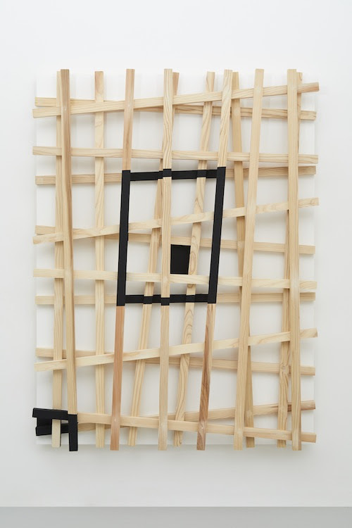 潜通  Latent Passage     2019 wood, acrylic h.182.5 x w.138.0 x d.17.4 cm (C)Kishio Suga