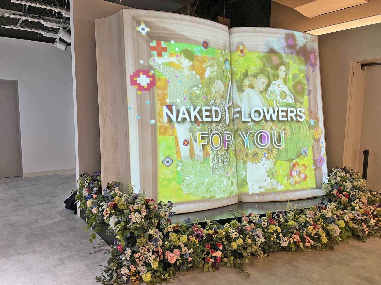 tvn girl  naked  flower 