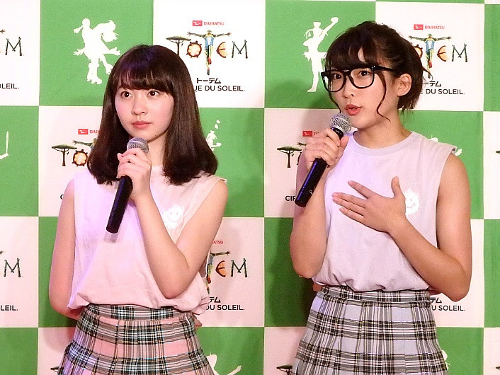 『ダイハツ　トーテム』開幕セレモニーに登場したまこみな（左からまこ、みなみ）