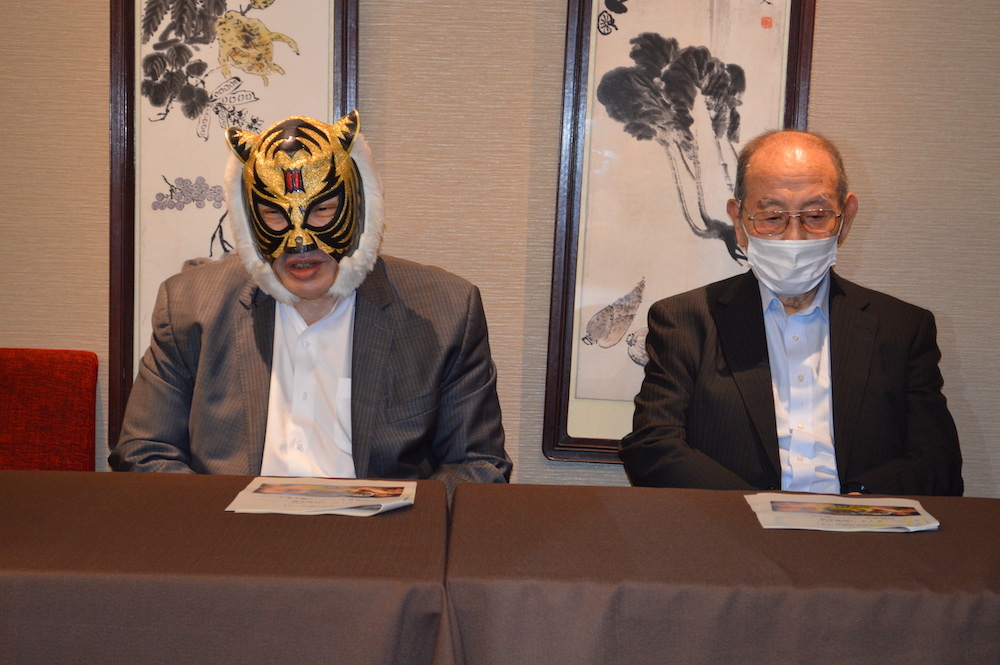 兄弟弟子対決について話す初代タイガーマスク、右は新間寿会長